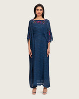 قفطان أزرق داكن مطبوع مع تطريز يدوي وقصة فضفاض و ربطة وسط