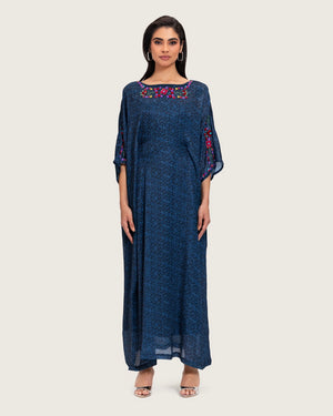 قفطان أزرق داكن مطبوع مع تطريز يدوي وقصة فضفاض و ربطة وسط