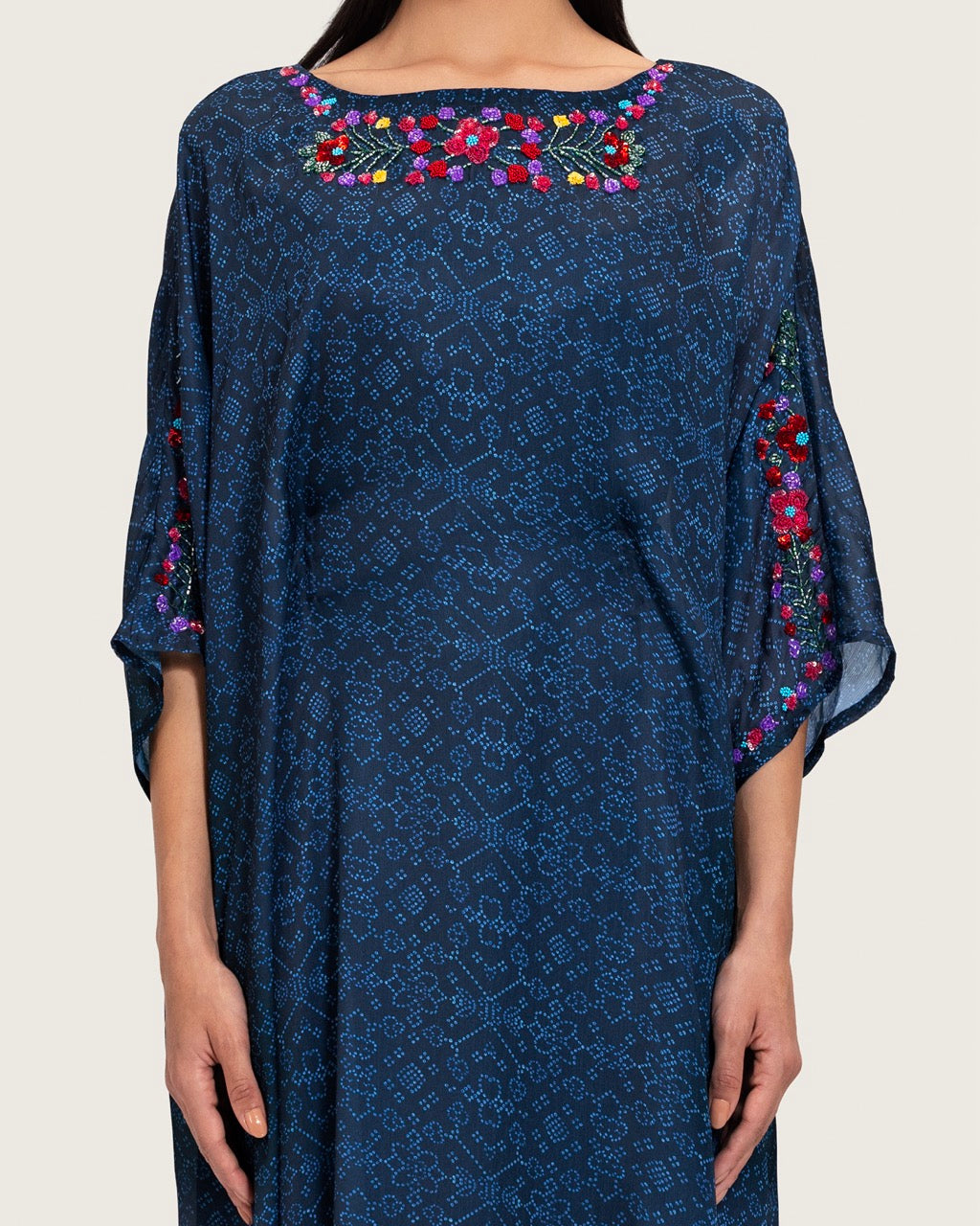 قفطان أزرق داكن مطبوع مع تطريز يدوي وقصة فضفاض و ربطة وسط