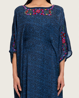 قفطان أزرق داكن مطبوع مع تطريز يدوي وقصة فضفاض و ربطة وسط