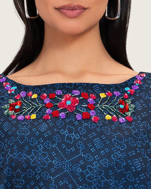 قفطان أزرق داكن مطبوع مع تطريز يدوي وقصة فضفاض و ربطة وسط