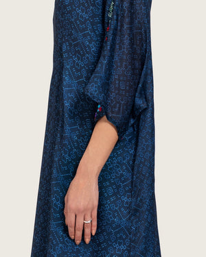 قفطان أزرق داكن مطبوع مع تطريز يدوي وقصة فضفاض و ربطة وسط