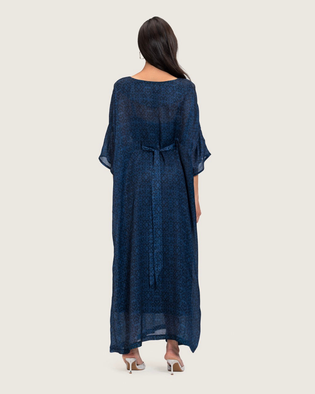قفطان أزرق داكن مطبوع مع تطريز يدوي وقصة فضفاض و ربطة وسط