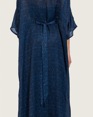قفطان أزرق داكن مطبوع مع تطريز يدوي وقصة فضفاض و ربطة وسط