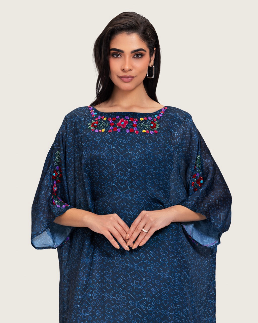 قفطان أزرق داكن مطبوع مع تطريز يدوي وقصة فضفاض و ربطة وسط