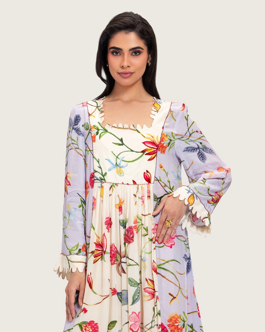 قفطان ماكسي مطبوع بنقشة زهور مع تطريزات خرزية