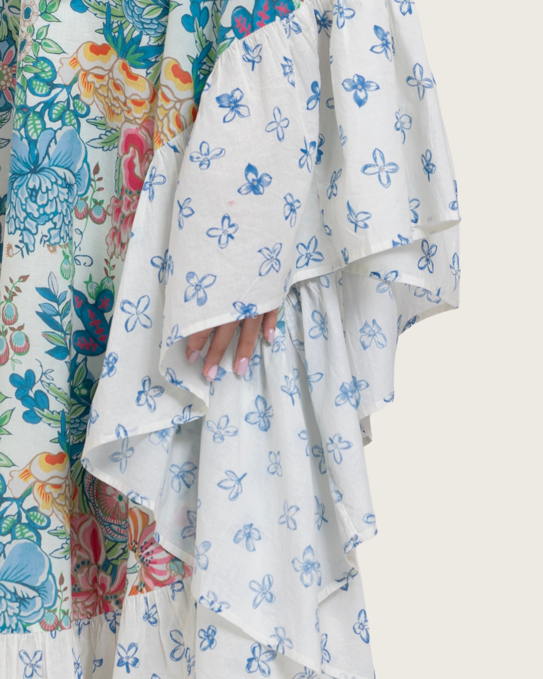 قفطان فضفاض مطبوع بالزهور وربطة عنق بشرّابات 