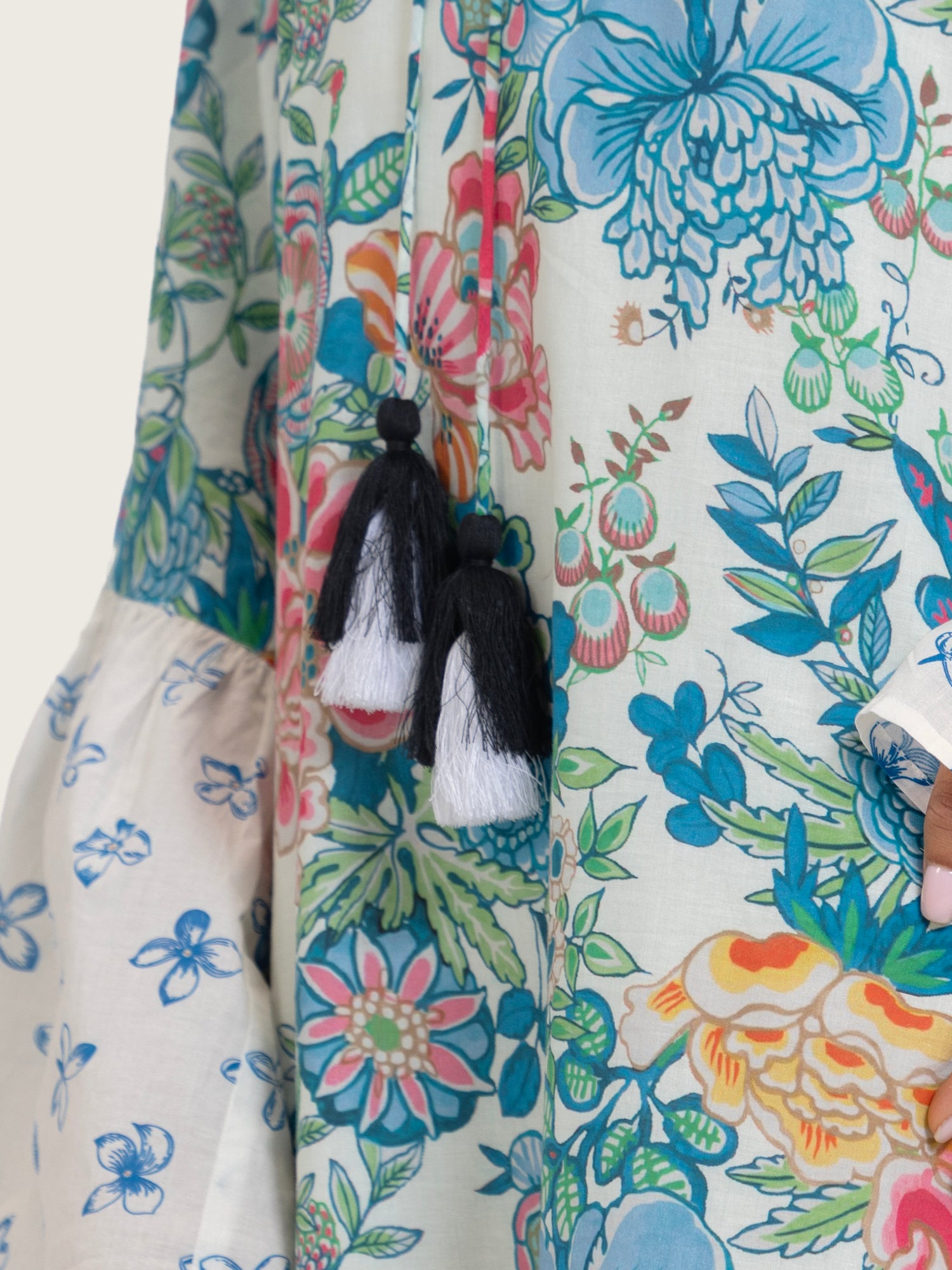 قفطان فضفاض مطبوع بالزهور وربطة عنق بشرّابات 