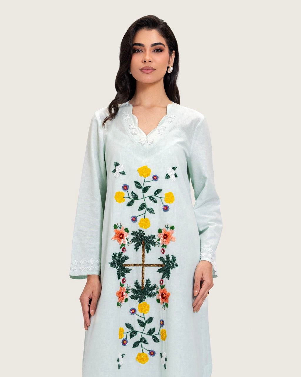 فستان قفطان كتان تركواز مطرز بتفاصيل تطريز يدوية و حواف مموجة أنيقة