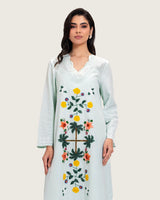 فستان قفطان كتان تركواز مطرز بتفاصيل تطريز يدوية و حواف مموجة أنيقة