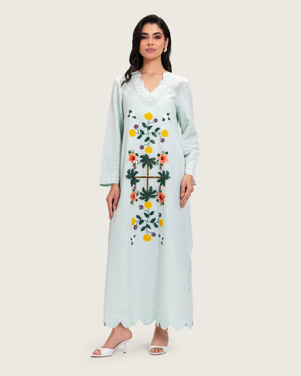 فستان قفطان كتان تركواز مطرز بتفاصيل تطريز يدوية و حواف مموجة أنيقة