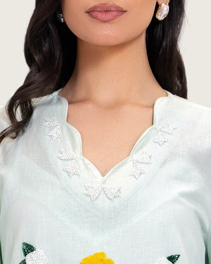 فستان قفطان كتان تركواز مطرز بتفاصيل تطريز يدوية و حواف مموجة أنيقة