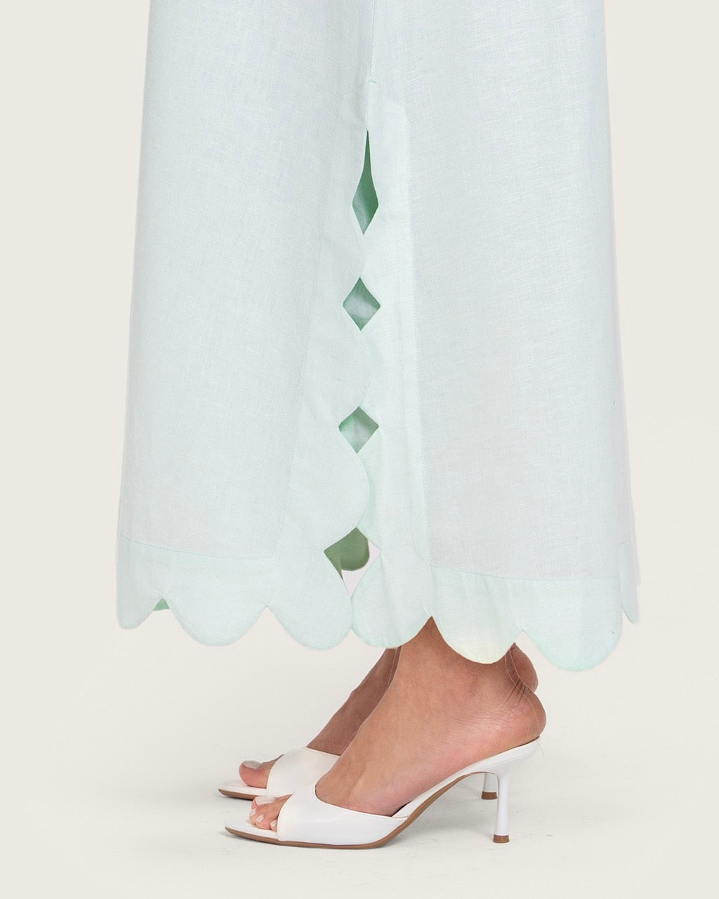 فستان قفطان كتان تركواز مطرز بتفاصيل تطريز يدوية و حواف مموجة أنيقة