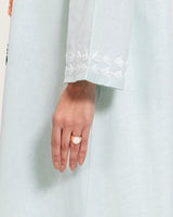 فستان قفطان كتان تركواز مطرز بتفاصيل تطريز يدوية و حواف مموجة أنيقة