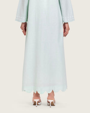 فستان قفطان كتان تركواز مطرز بتفاصيل تطريز يدوية و حواف مموجة أنيقة