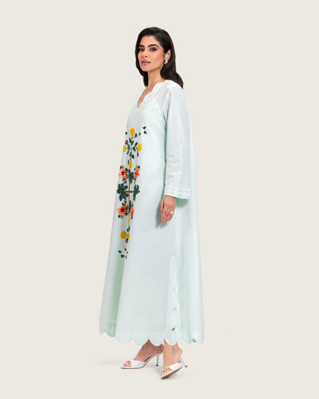 فستان قفطان كتان تركواز مطرز بتفاصيل تطريز يدوية و حواف مموجة أنيقة