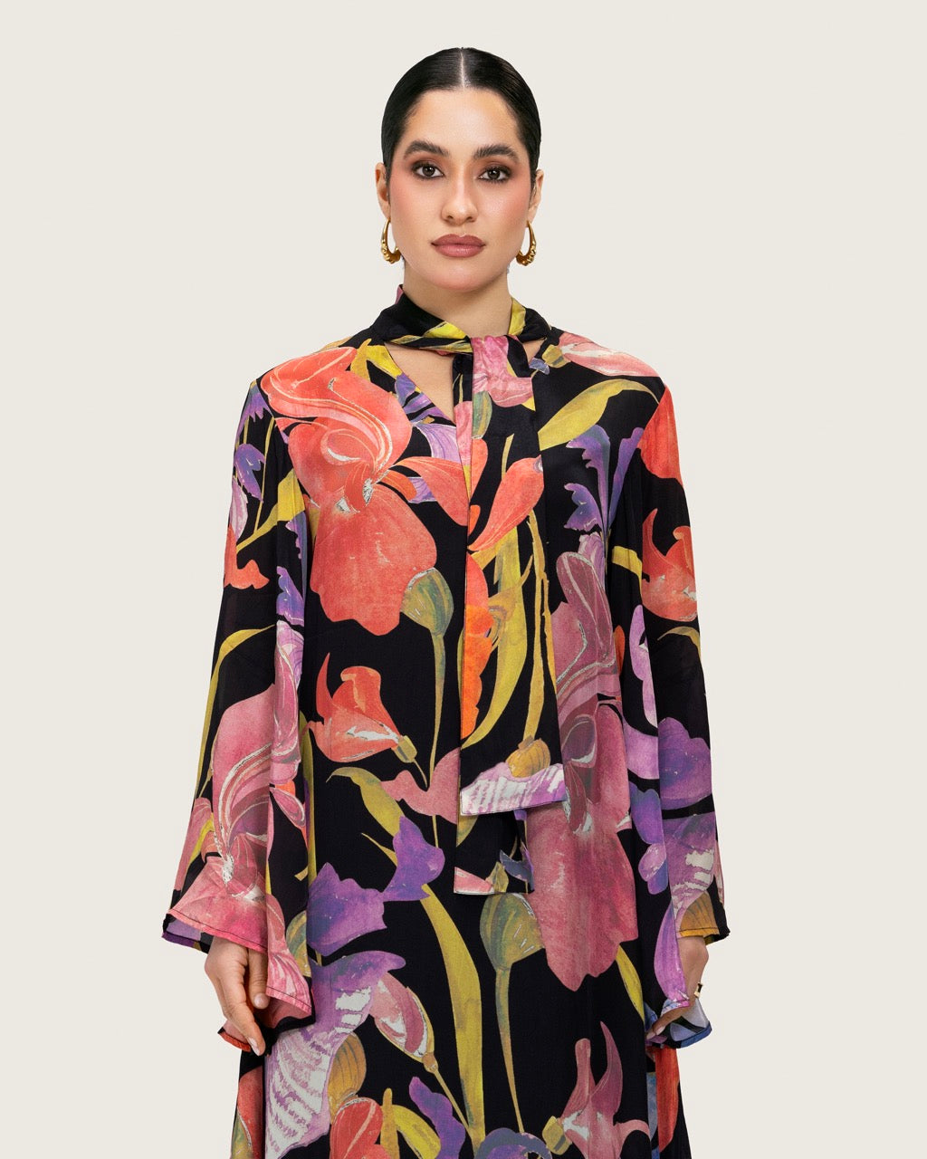 فستان ماكسي كريمي مطبوع بتطريزات ناعمة ورباط أنثوي