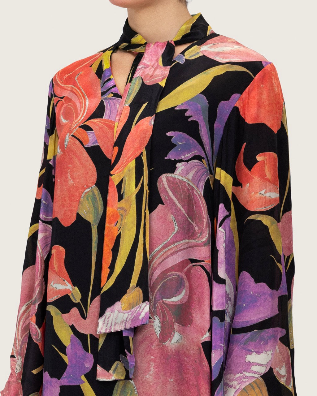 فستان ماكسي كريمي مطبوع بتطريزات ناعمة ورباط أنثوي