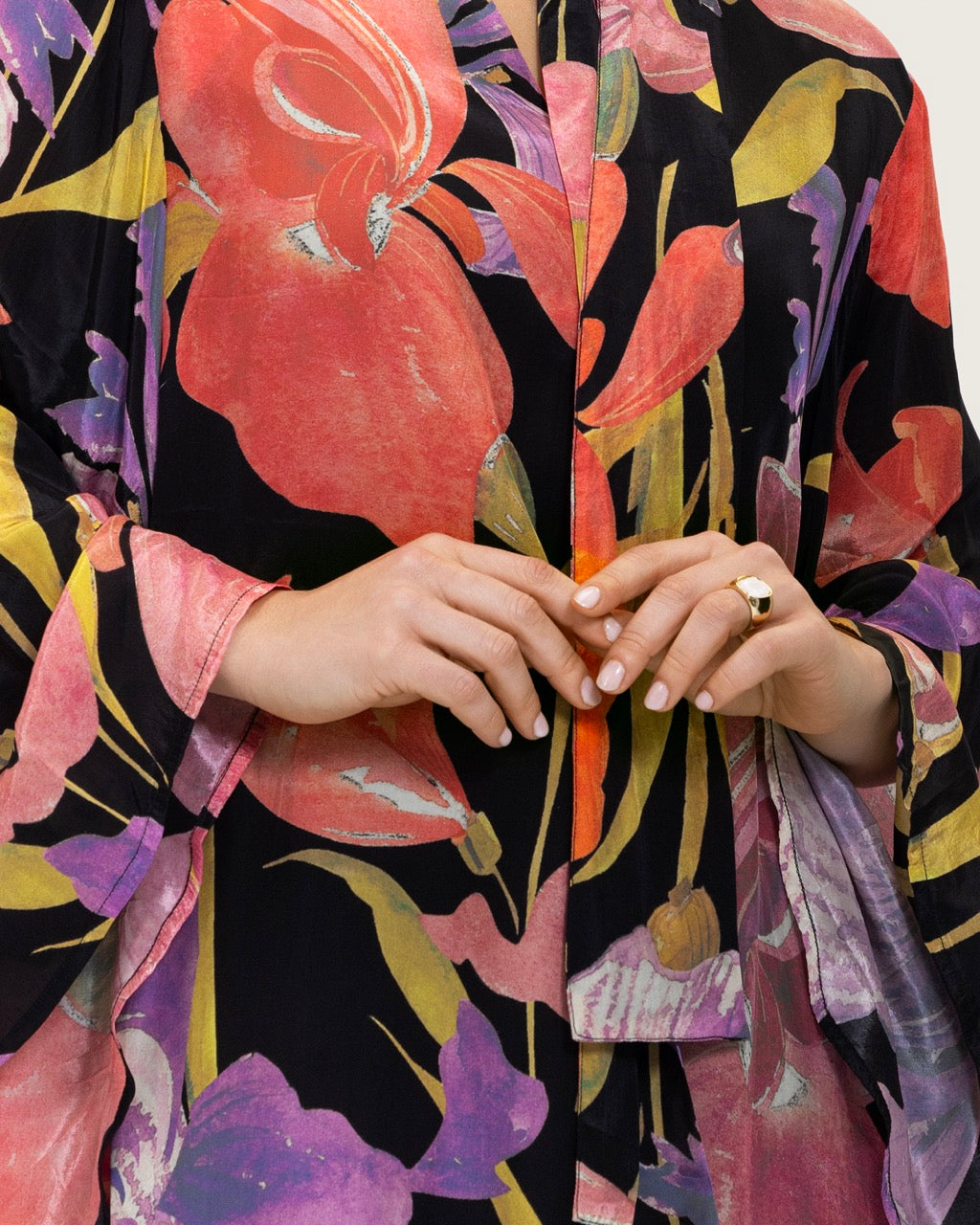 فستان ماكسي كريمي مطبوع بتطريزات ناعمة ورباط أنثوي