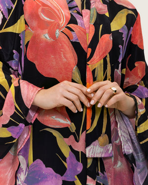 فستان ماكسي كريمي مطبوع بتطريزات ناعمة ورباط أنثوي