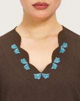 فستان قفطان كتان بني مطرز بتفاصيل تطريز يدوية و حواف مموجة أنيقة