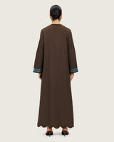 فستان قفطان كتان بني مطرز بتفاصيل تطريز يدوية و حواف مموجة أنيقة