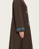 فستان قفطان كتان بني مطرز بتفاصيل تطريز يدوية و حواف مموجة أنيقة