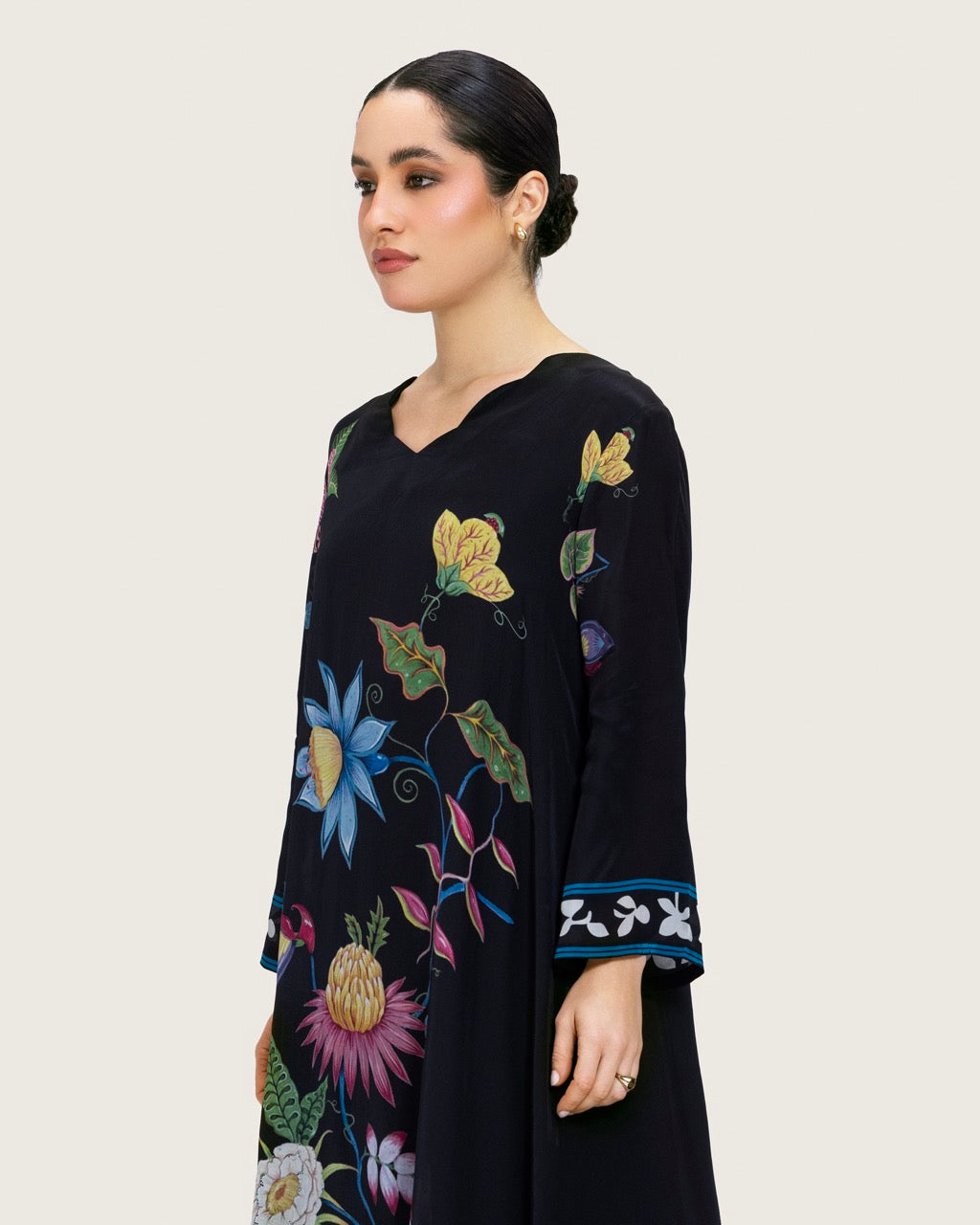 فستان طويل بطبعة زهرية فنية وحواف مموجة