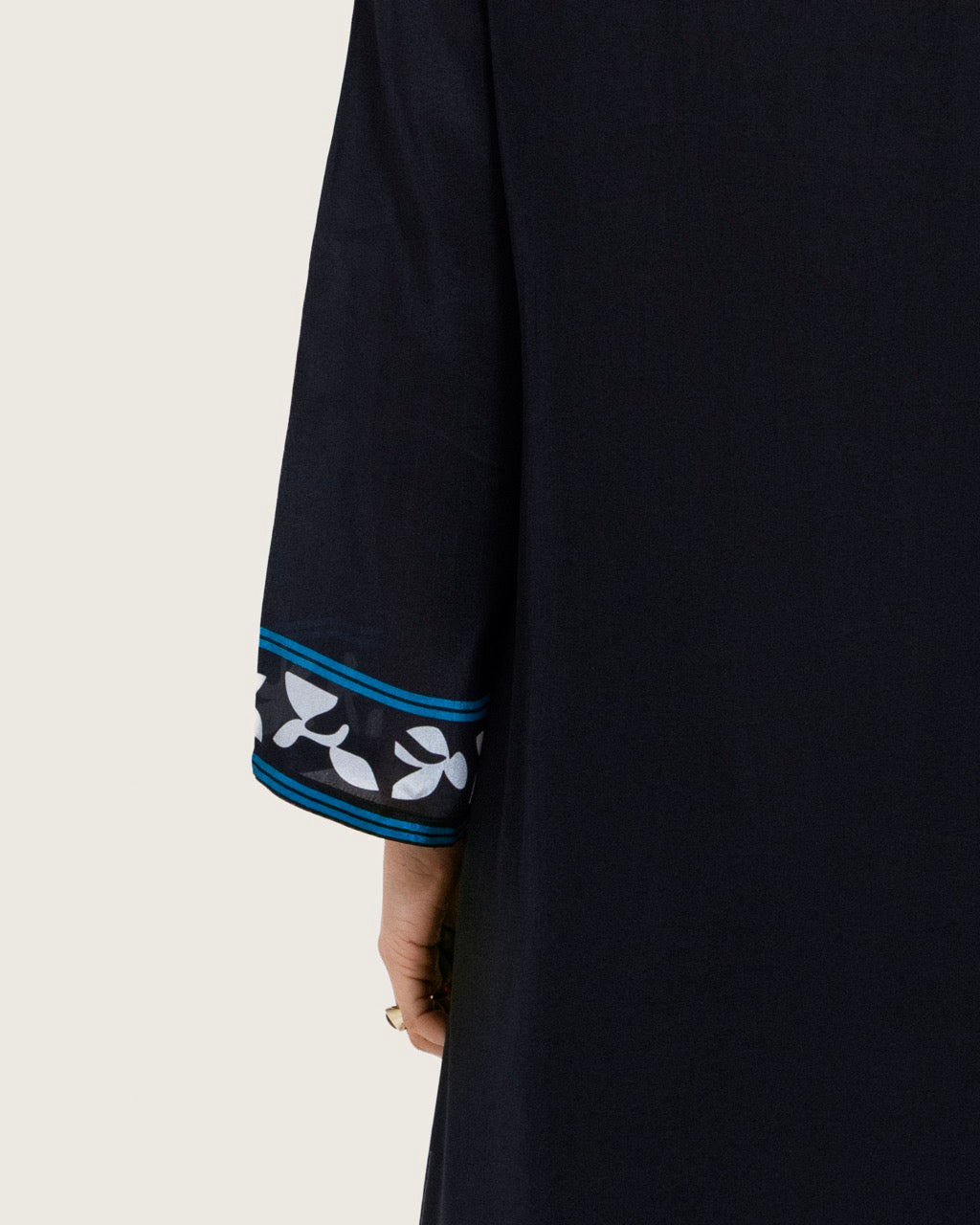 فستان طويل بطبعة زهرية فنية وحواف مموجة