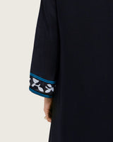 فستان طويل بطبعة زهرية فنية وحواف مموجة