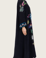 فستان طويل بطبعة زهرية فنية وحواف مموجة