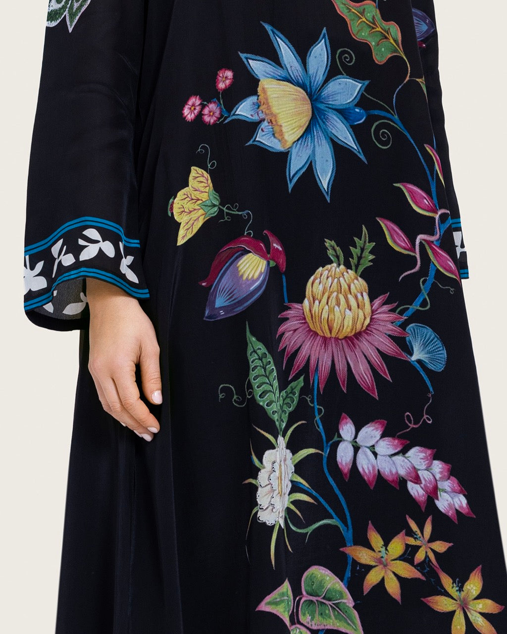 فستان طويل بطبعة زهرية فنية وحواف مموجة