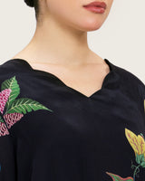 فستان طويل بطبعة زهرية فنية وحواف مموجة