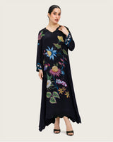 فستان طويل بطبعة زهرية فنية وحواف مموجة