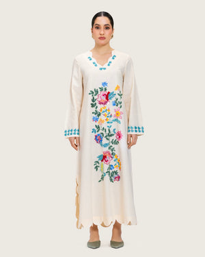 فستان قفطان كتان خربزي مطرز بتفاصيل تطريز يدوية و حواف مموجة أنيقة