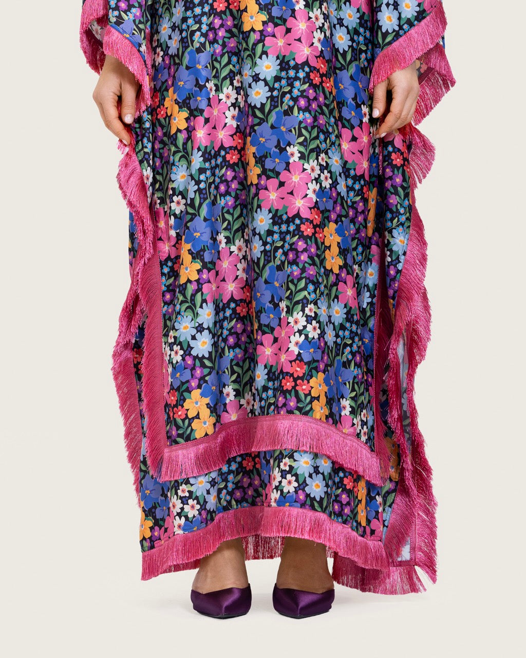 فستان ستان ملون مطبوع بأهداب وتفاصيل ورود ثلاثية الأبعاد