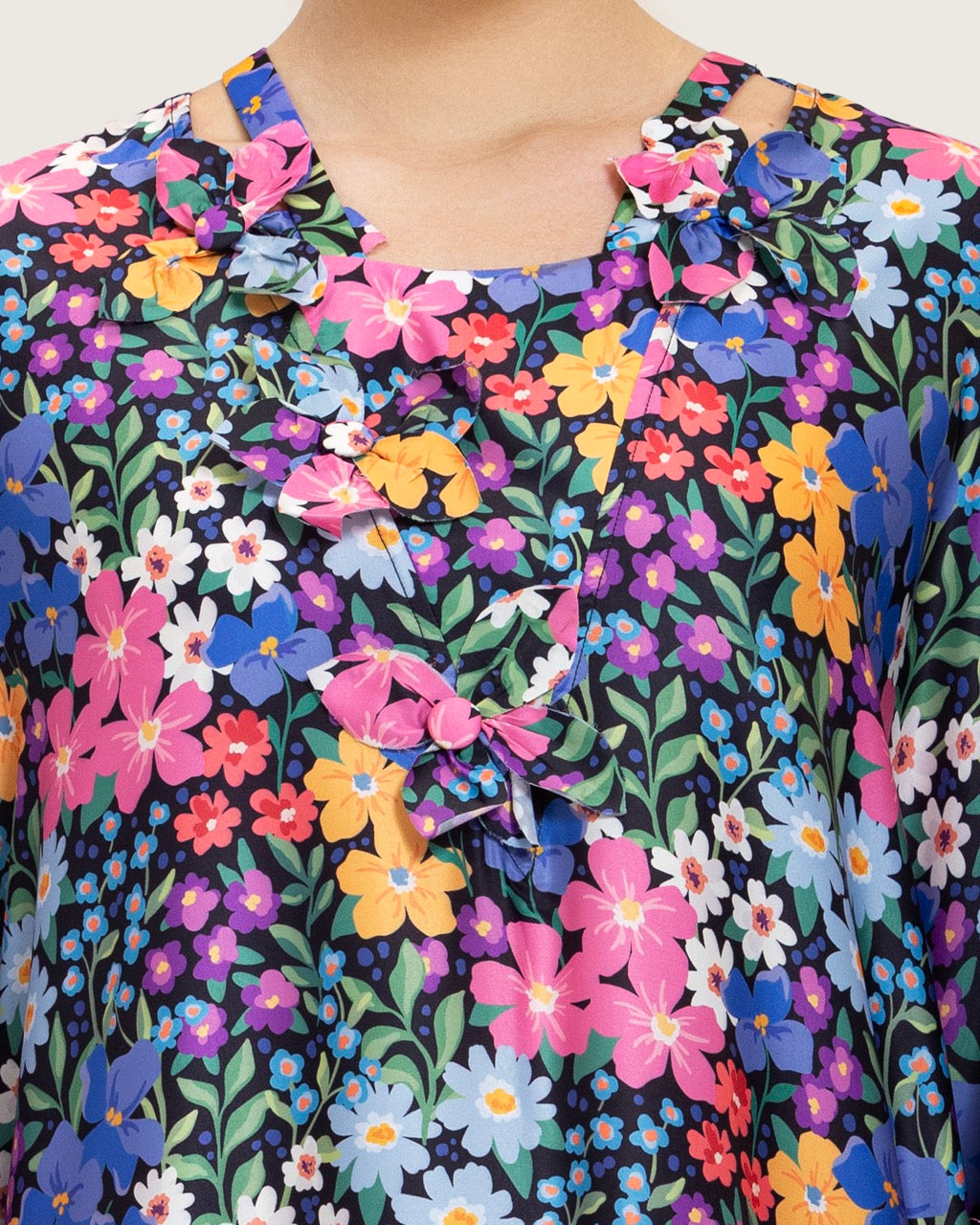 فستان ستان ملون مطبوع بأهداب وتفاصيل ورود ثلاثية الأبعاد