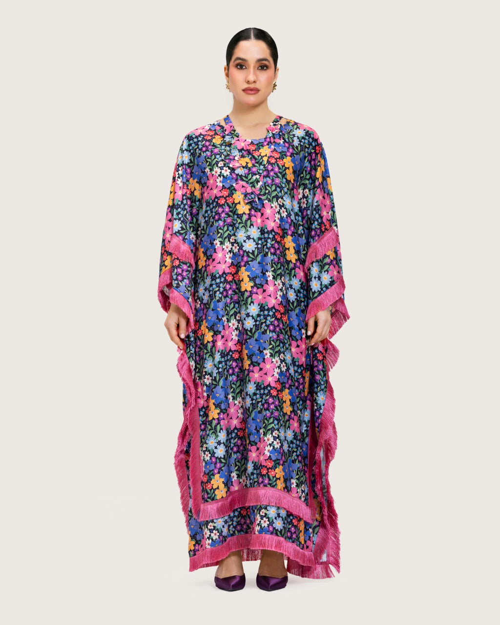 فستان ستان ملون مطبوع بأهداب وتفاصيل ورود ثلاثية الأبعاد