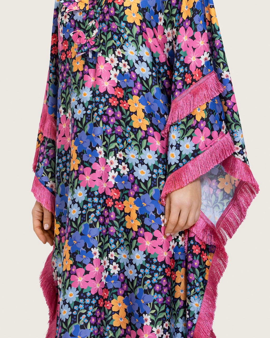 فستان ستان ملون مطبوع بأهداب وتفاصيل ورود ثلاثية الأبعاد