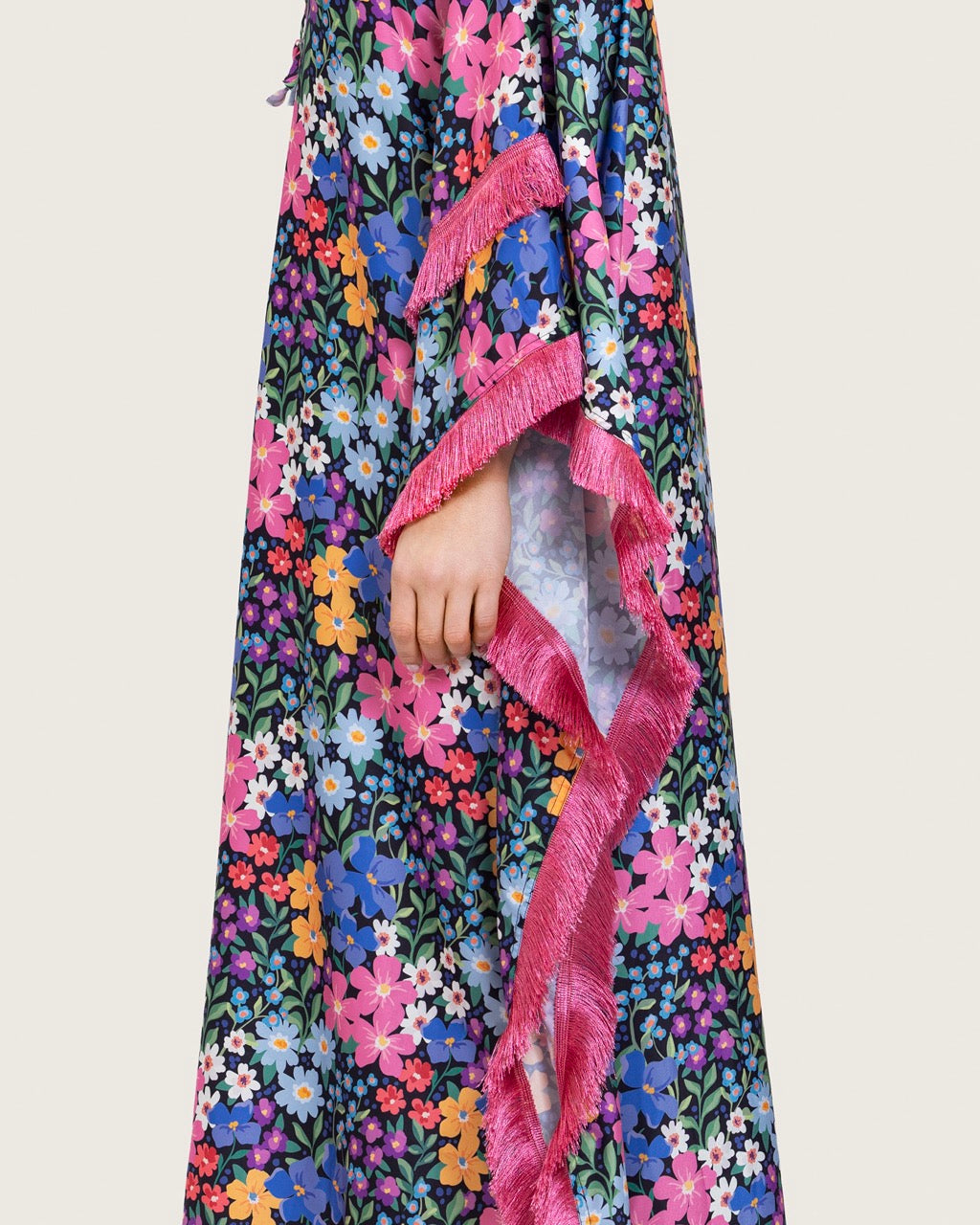 فستان ستان ملون مطبوع بأهداب وتفاصيل ورود ثلاثية الأبعاد