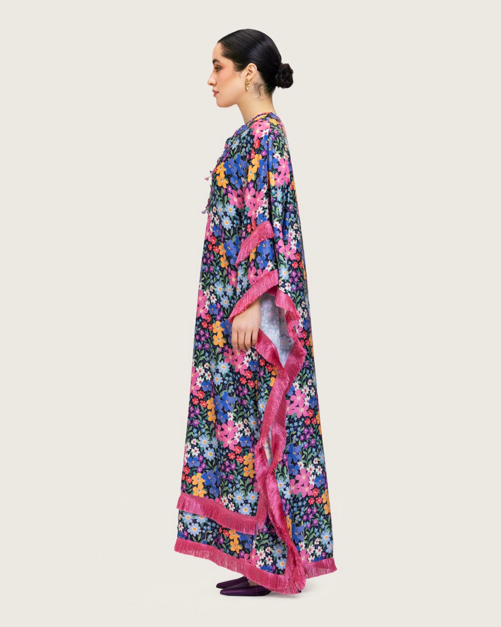 فستان ستان ملون مطبوع بأهداب وتفاصيل ورود ثلاثية الأبعاد