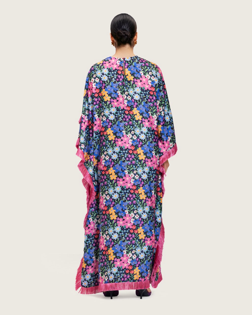 فستان ستان ملون مطبوع بأهداب وتفاصيل ورود ثلاثية الأبعاد