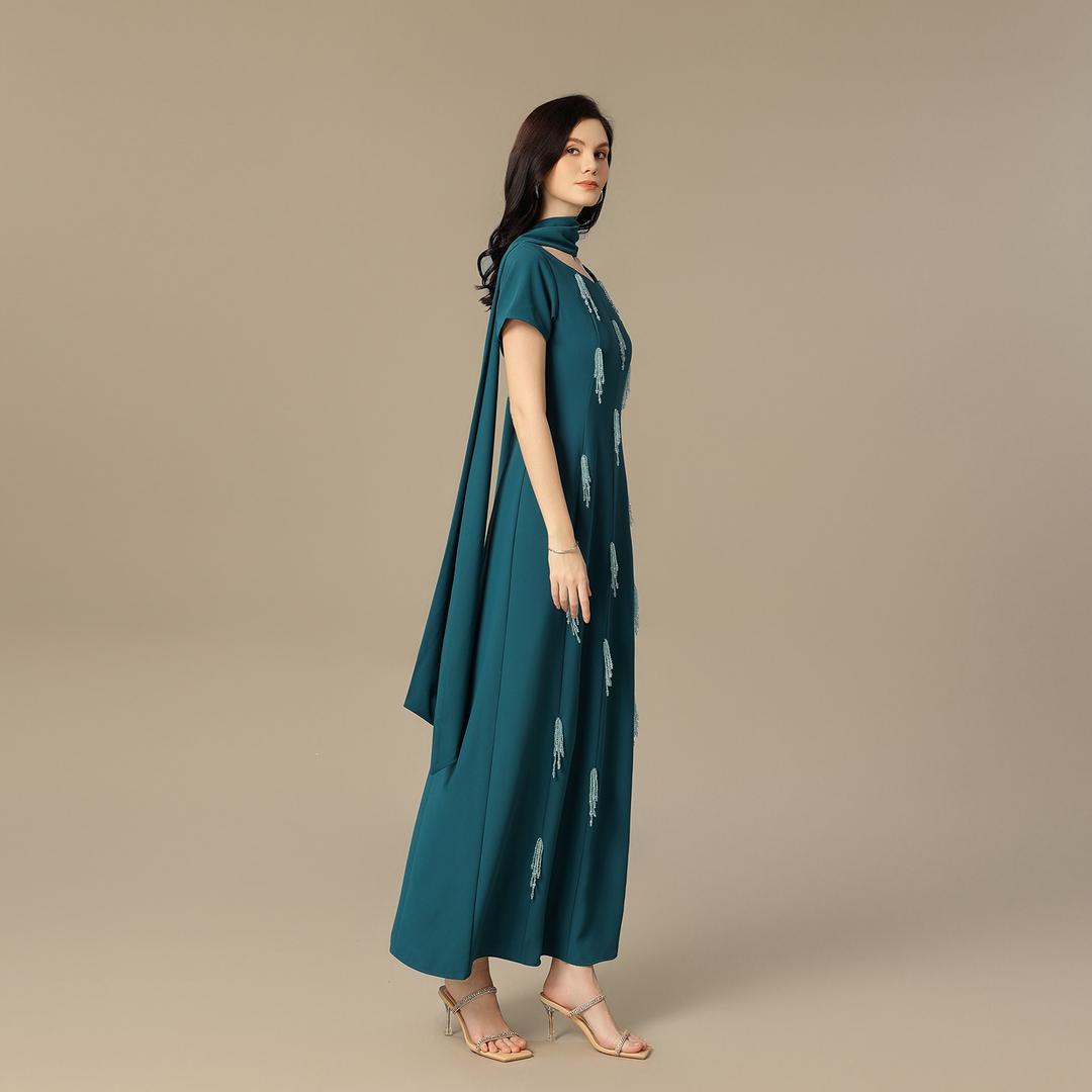 فستان ماكسي أخضر بترولي بتطريز خرزي وقصّة مستقيمة