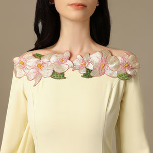 فستان ماكسي أصفر فاتح بتطريز زهري عند الياقة
