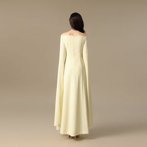 فستان ماكسي أصفر فاتح بتطريز زهري عند الياقة
