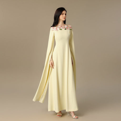 فستان ماكسي أصفر فاتح بتطريز زهري عند الياقة
