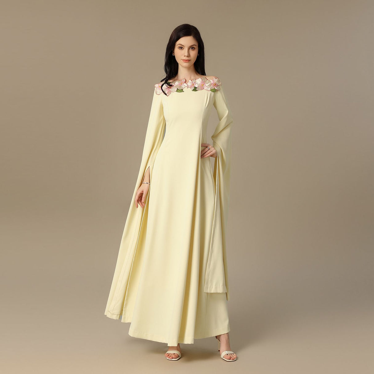 فستان ماكسي أصفر فاتح بتطريز زهري عند الياقة
