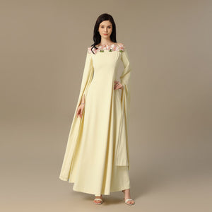 فستان ماكسي أصفر فاتح بتطريز زهري عند الياقة
