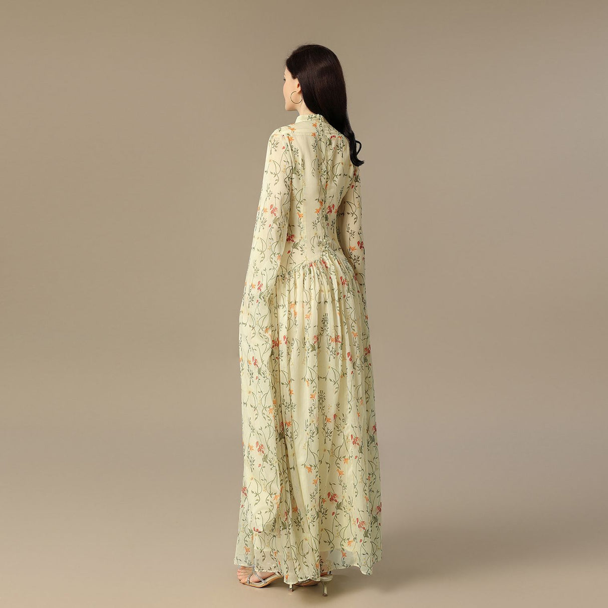 فستان عاجي بنقشة زهرية وأكمام منسدلة