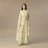 فستان عاجي بنقشة زهرية وأكمام منسدلة